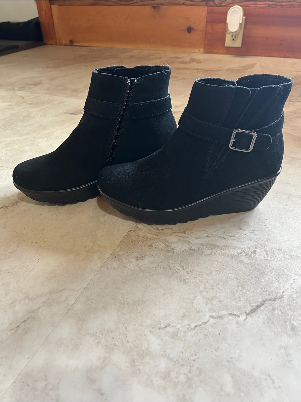 Sketchers Women's Black Wedge Ankle Boots with Side Buckle 8.5 wide